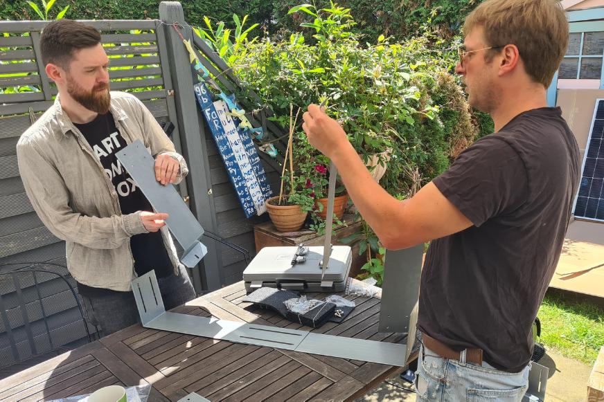  Die Smart-Home-Fox Experten versuchen die Halterung zusammenzubauen und experimentieren im Test herum.